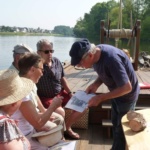 Balade en Toue sur la Loire, l'occasion pour les anciens de partager et conter leur savoir. Balade en Toue sur la Loire à Chouzé