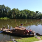 La remise en état est terminée ; nous entamons la montée du mât !